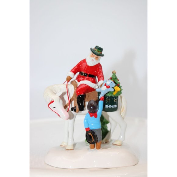 Dept 56 Snow Village - Santa Comes to Town 2013 - Picture 5 of 5